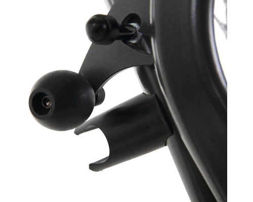 Detailní pohled na černý domácí trenažér se zaměřením na mechanické součásti.