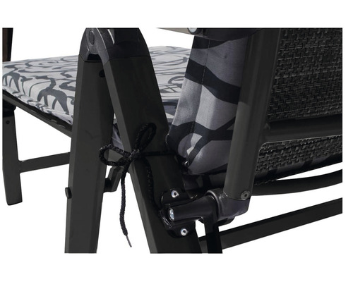 Detailní záběr zahradní židle s upevněním polštáře