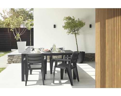 Jídelní souprava se židlemi na terase s nádobím a rostlinami