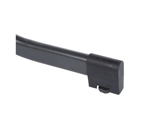 Detailní pohled na černou kovovou nohu s plastovou patkou pro nábytek