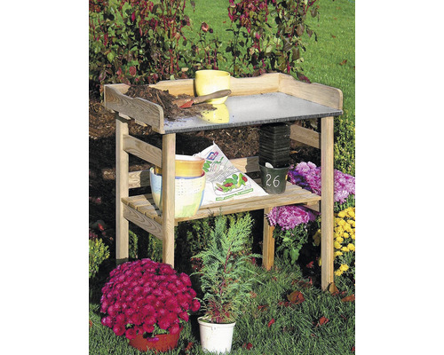 Dřevěný zahradní stůl s pracovní plochou, zahradním nářadím a rostlinami