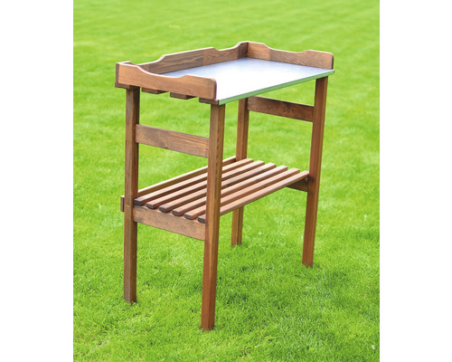 Dřevěný zahradní stůl s odkládací plochou a spodní policí