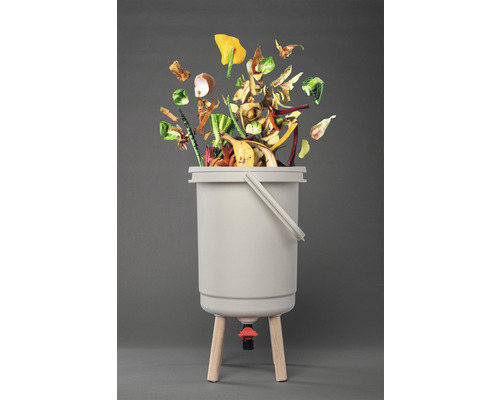 Kompostovací nádoba s organickým odpadem