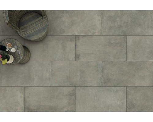 Velkoformátové dlaždice na terase s posezením