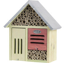 Hmyzí hotel ze dřeva s bambusovými trubkami a kovovou střechou