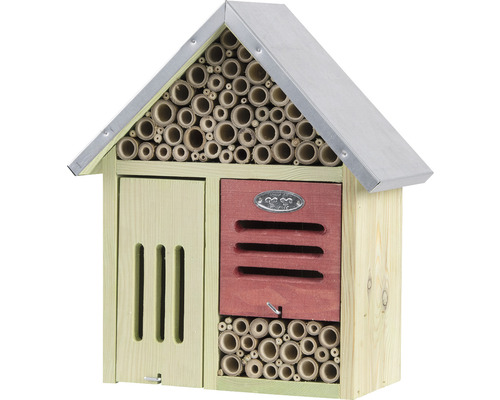 Hmyzí hotel ze dřeva s bambusovými trubkami a kovovou střechou