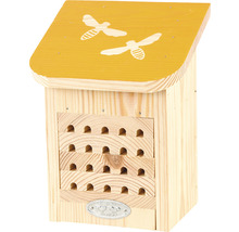 Dřevěný hmyzí hotel s motivem včel na střeše