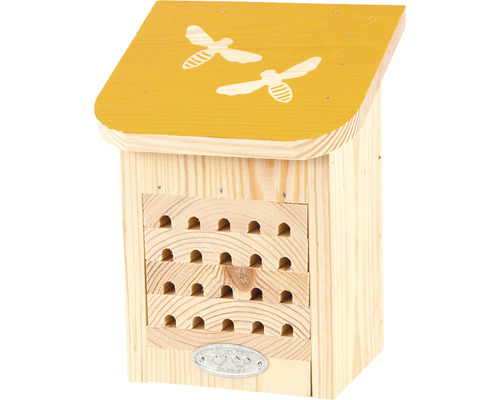 Dřevěný hmyzí hotel s motivem včel na střeše