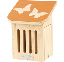 Dřevěný hmyzí hotel s motivem motýla na střeše