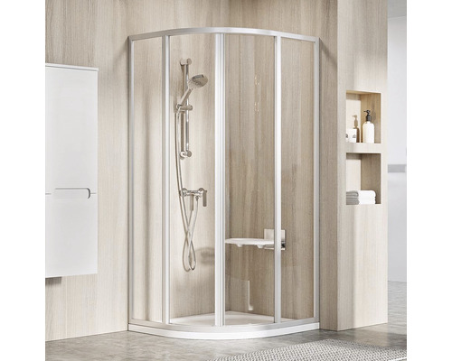 Sprchový kout RAVAK SKCP4-90 195 dvoukřídlé dveře satin+Transparent 3117OU02Z1 Kulatý sprchový kout se sprchou a sedátkem v koupelně.