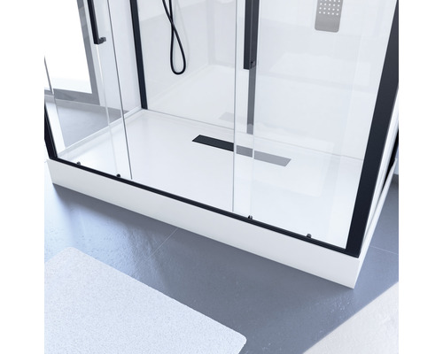 Detailní záběr sprchového koutu s černým rámem a bílou sprchovou vaničkou