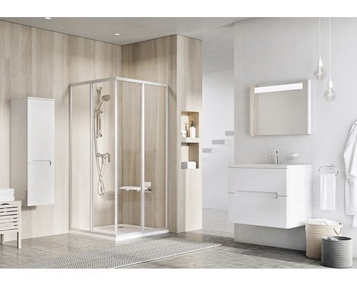 Světlá koupelna se sprchou, umyvadlem, zrcadlem a úložným prostorem