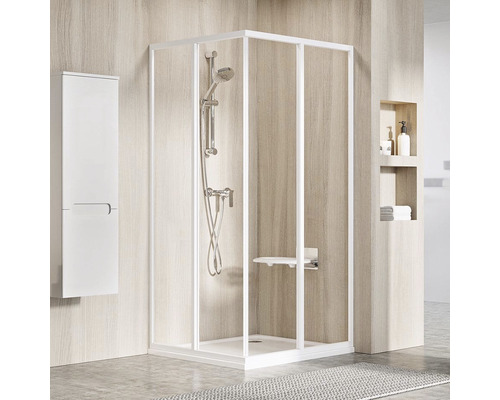 Jedna strana sprchového koutu RAVAK SRV2-80 195 S satin+Transparent 14V40UO2Z1 Koupelnová scéna se sprchovým koutem, sprchovou baterií, sprchovou stoličkou a koupelnovou skříňkou.