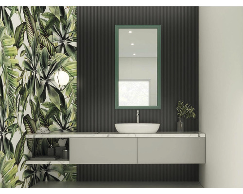 Moderní koupelna se zrcadlem, umyvadlem a tapetou s rostlinným motivem