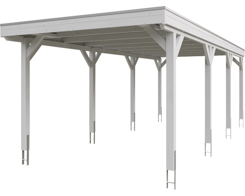Bílý dřevěný přístřešek pro auto s podpěrnými sloupky