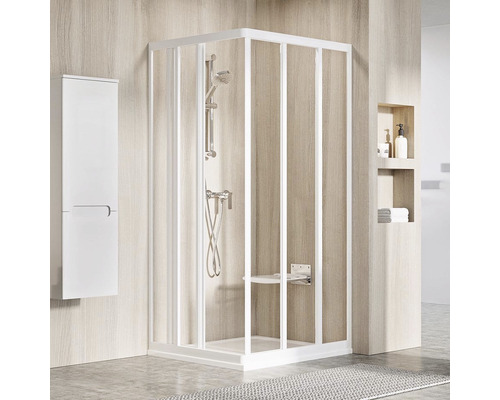 Rohová sprcha se sprchovou baterií, sprchovou hlavicí a sprchovým sedátkem ve světlé koupelně