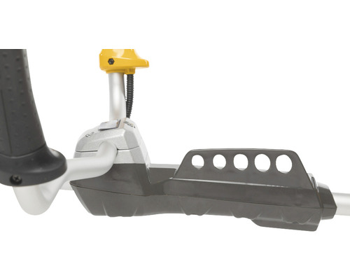 Detailní pohled na vyžínač s rukojetí a ochranným krytem