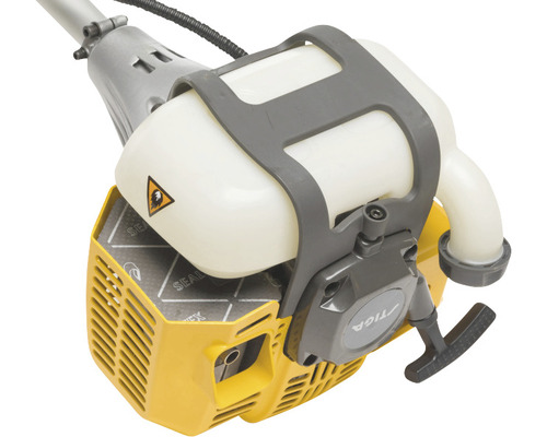 Detailní záběr křovinořezu se žlutým pouzdrem a bílou nádrží.