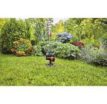 Zavlažovač trávníku při zavlažování zahrady