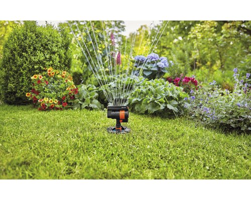 Zavlažovač trávníku při zavlažování zahrady