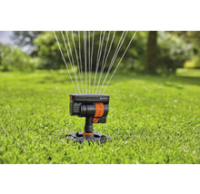 Zavlažovač Gardena na trávníku při provozu