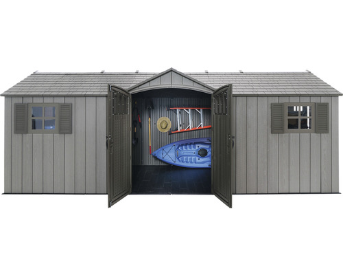 Prostorná kůlna na nářadí s otevřenými dvoukřídlými dveřmi, okny a různým zahradním nářadím