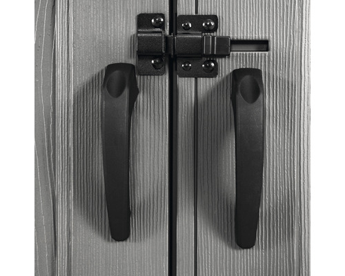 Detail zahradního domku s klikami a závorou