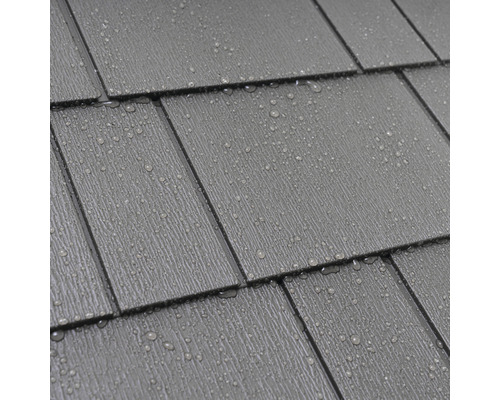 Detailní záběr střešních šindelů s kapkami vody