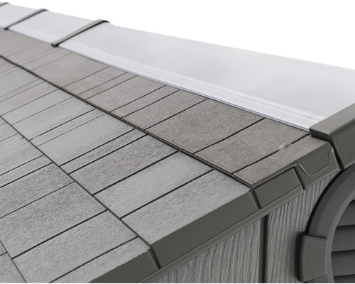 Detail střechy zahradního domku se strukturou tašek