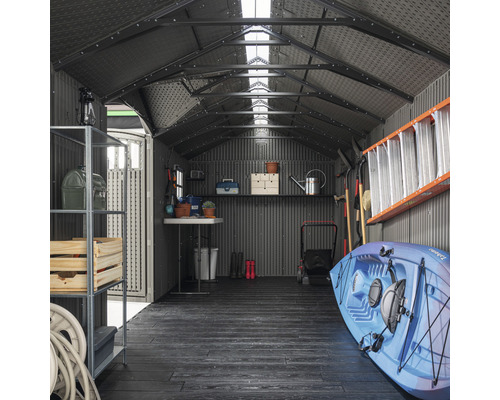 Interiér zahradního domku s regály, nářadím, zahradním vybavením a kajakem