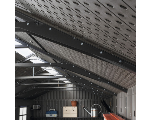 Vnitřní pohled na zahradní domek s kovovou střechou a ocelovým rámem