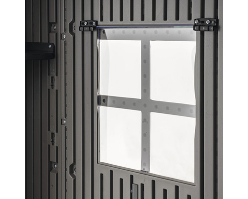 Detail okna v zahradním domku