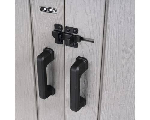 Detailní záběr zahradního domku s dveřním západkou a klikami a logem Lifetime.