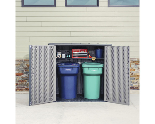 Otevřená skříň na nářadí s odpadkovými koši a zahradním nářadím