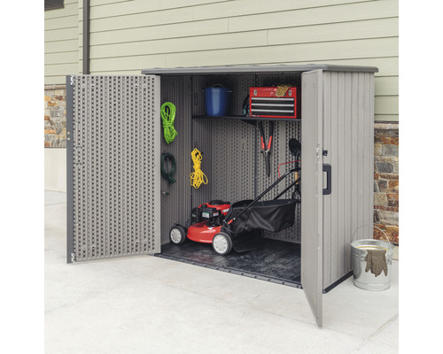 Plastová zahradní skříň s sekačkou na trávu a zahradním nářadím