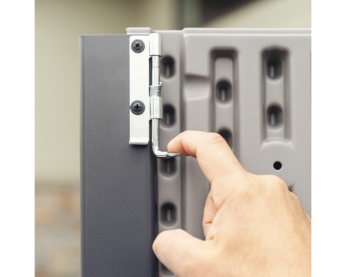 Detailní pohled na západku skříně s ručním ovládáním