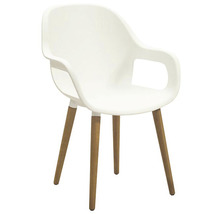 Bílá židle s područkami a dřevěnýma nohama