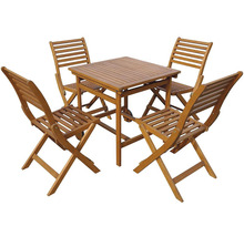 Čtvercový dřevěný stůl se čtyřmi dřevěnými skládacími židlemi