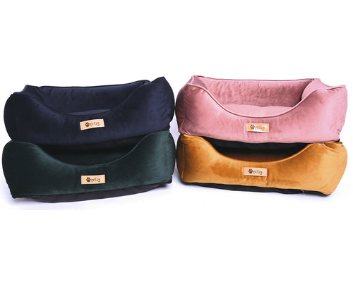 Čtyřbarevný pohled na naskládané pelíšky pro domácí mazlíčky