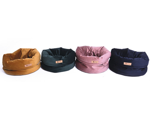 Čtyři různé látkové psí pelíšky