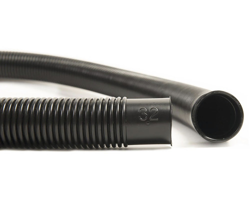 Černá flexibilní hadice o průměru 32 milimetrů.