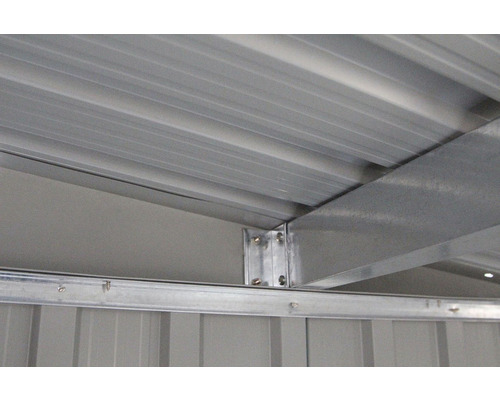 Detail střechy zahradního domku s kovovou konstrukcí