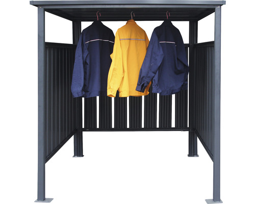 Šedé kovové zastřešení se třemi pracovními bundami