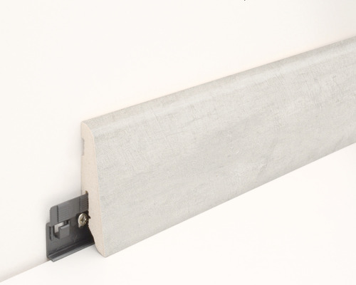 Dřevěná podlahová lišta s upevňovací sponou na zdi