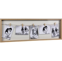 Fotorámeček s dřevěným rámem, fotografiemi a kolíčky na prádlo