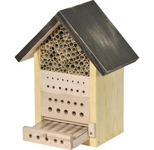 Hmyzí hotel ze dřeva s různými výplňovými materiály a otvory pro divoké včely a jiný hmyz