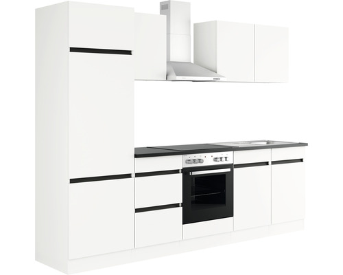 Moderní kuchyně s bílými skříňkami, odsavačem par a vestavěnou troubou.