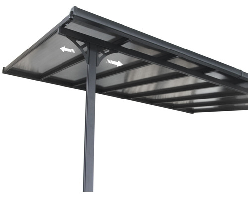 Detailní pohled na střechu přístřešku pro auto z kovu a polykarbonátových desek.