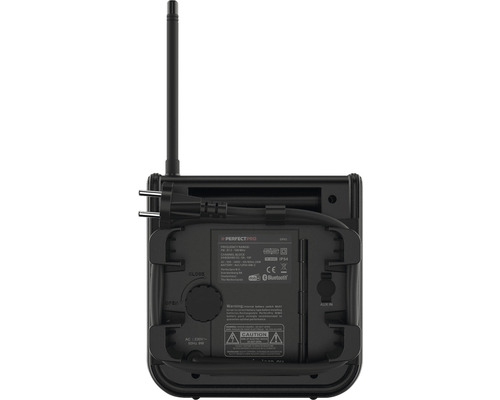 Zadní pohled na staveništní rádio s anténou, síťovou zástrčkou a přihrádkou na baterie