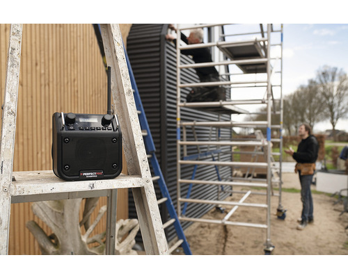 Stavební rádio značky Perfectpro na žebříku venku